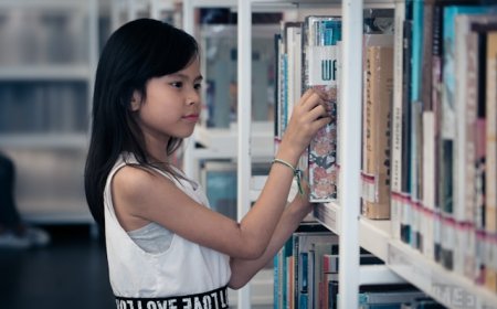 Digital Literacy vs Traditional Literacy in 2025 – What Matters More?